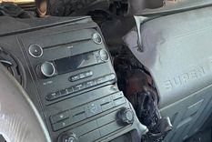 el destrozo que dejo un rayo al caer en un automovil