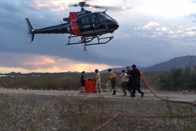 MDZol | El fuego sobre los campos a la vera de la ruta 52 están siendo contenidos. Foto: Gentileza