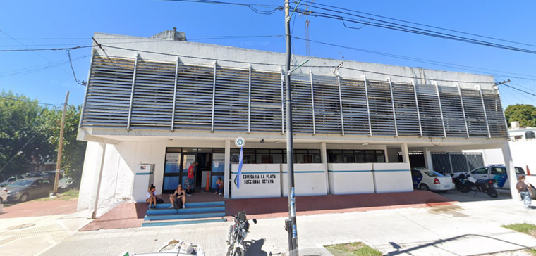 La comisaría está ubicada en las calles 7 y 74 de Villa Elvira, en La Plata.