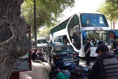 puntazos, golpes y sillazos por pelea sindical en pleno centro puntazos, golpes y sillazos por pelea sindical en pleno centro