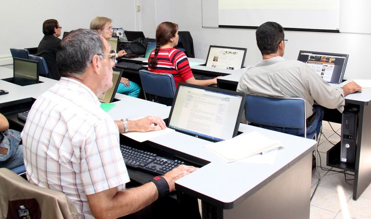 La formación docente que recibimos y las demandas reales del aula, se puede ver reflejada también en problemáticas educativas más amplias. La formación docente que recibimos y las demandas reales del aula, se puede ver reflejada también en problemáticas educativas más amplias.