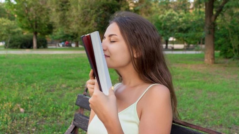 ¿Disfrutas del aroma de un libro? Foto: GETTY IMAGES Foto: GETTY IMAGES