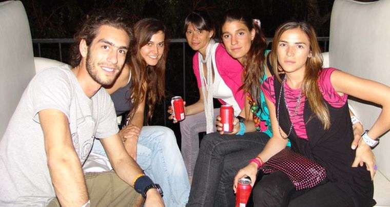 Simón Pendola -Dj Sy- junto a Maru, Nati, Sole y Dani. Foto: Jimena Fernández / MDZ