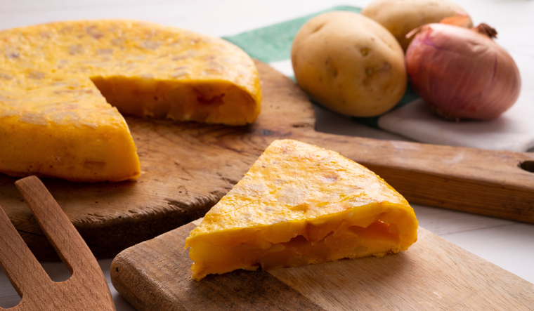 La receta cl&aacute;sica se basa &uacute;nicamente en huevos, patatas y aceite de oliva; la cebolla es opcional y genera debates sobre su inclusi&oacute;n.