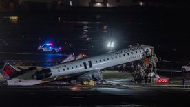 accidente fatal en nueva york: dos muertos tras el choque de un avion de air canada con un camion de bomberos accidente fatal en nueva york: dos muertos tras el choque de un avion de air canada con un camion de bomberos