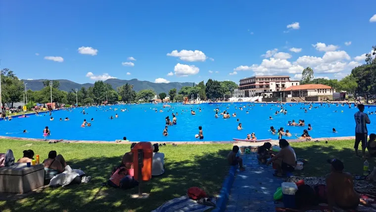 La pileta m&aacute;s grande de la Argentina se posiciona como uno de los grandes atractivos tur&iacute;sticos del pa&iacute;s