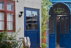 Una forma de decidir qué colores usar para el exterior de la casa es mirar la propia vivienda y las viviendas similares y decidir qué colores le atrae. Foto: Asger Mortensen, Wester Agency, Farrow & Ball