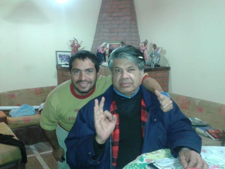 El sacerdote Oscar Juárez (de azul) fue apuñalado en varias partes del cuerpo tras resistirse a un robo en su parroquia