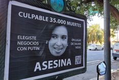 Los afiches que aparecieron en las calles de Buenos Aires. Los afiches que aparecieron en las calles de Buenos Aires.