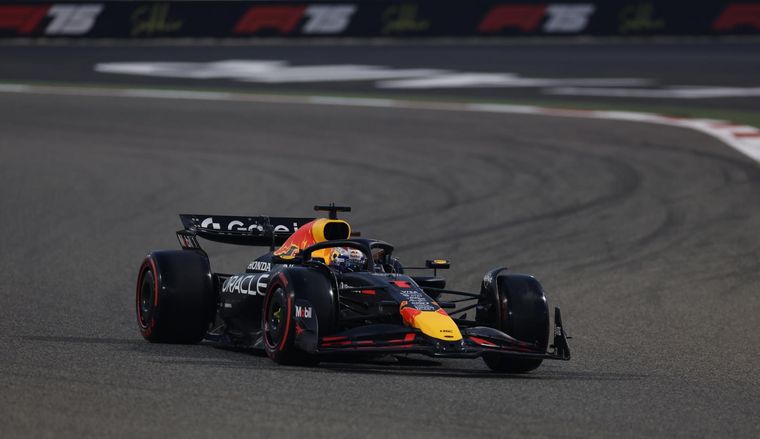 Max Verstappen con su Red Bull durante las prácticas de este viernes. Foto: EFE