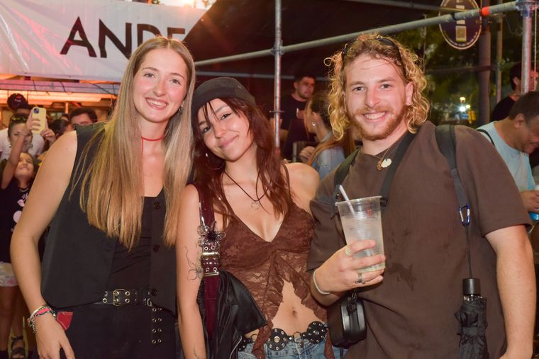 Milagros, Juliana y Máximo esperando para vibrar al ritmo de Conociendo Rusia. Milagros, Juliana y Máximo esperando para vibrar al ritmo de Conociendo Rusia.