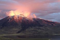 El volcán Tromen es un estratovolcán de edad Holocena. Se encuentra en Neuquén.