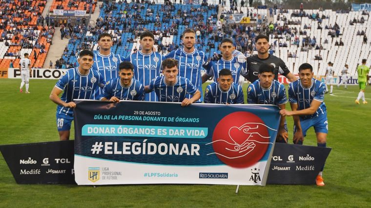 El Tomba, con una mala noticia. Foto: Santiago Tagua -MDZ