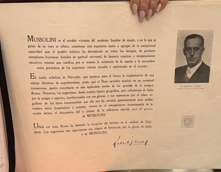 Una de las fotos del libro, sostenido por la propia Cristina Kirchner, que compartió Oscar Parrilii, con claras declaraciones de Noble a favor de Mussolini. Foto: Facebook