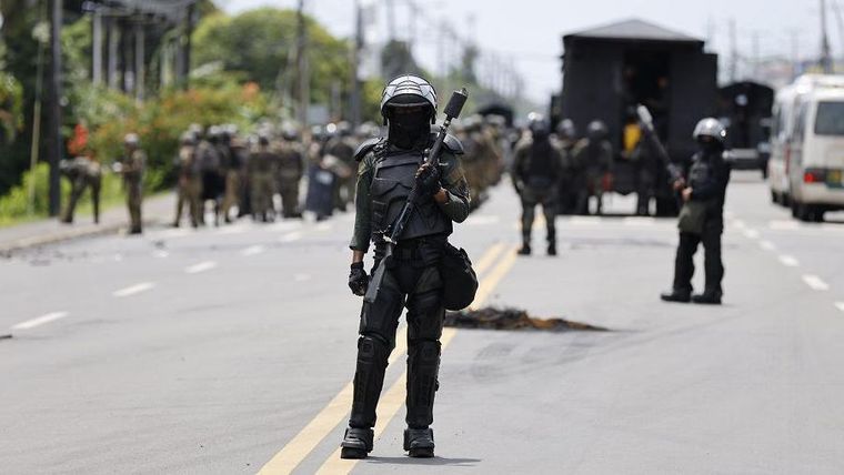 Miembros de las Fuerzas Armadas resguardaban un área durante las protestas en Changuinola, el  20 de junio.