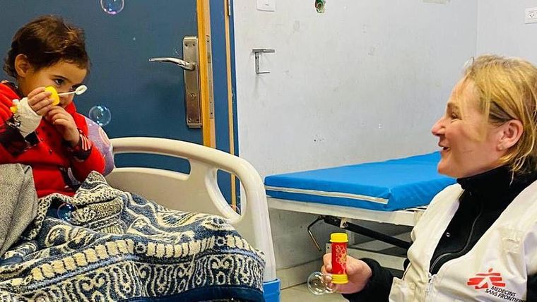 Katrin Glatz Brubakk sopla burbujas con María, de 3 años, en el hospital Nasser en el sur de Gaza. "Yo las llamo pompas de esperanza porque literalmente les infunden esperanza a estos niños".