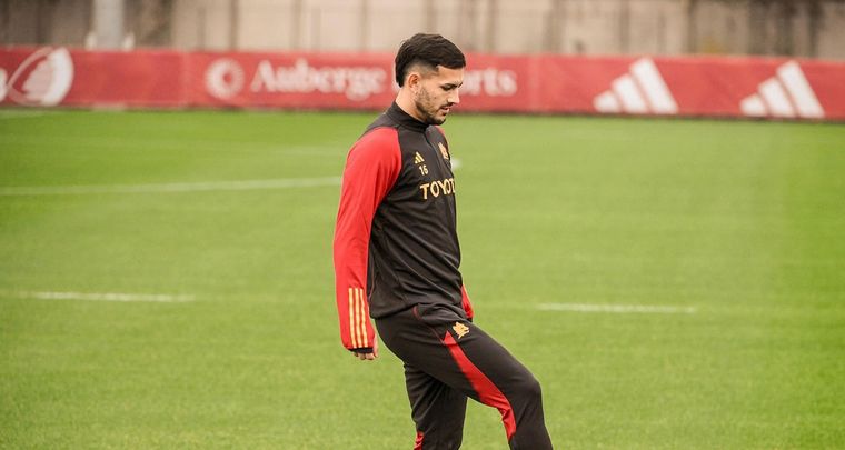 Paredes con la ropa de la Roma, su actual club. Foto: Instagram Paredes