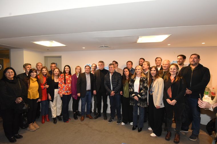 La dirigencia del PJ junto a Agustín Rossi Foto: Maximiliano Ríos/MDZ