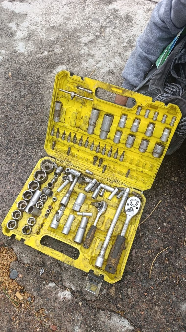 La caja de herramientas sustraída y luego recuperada por los uniformados. La caja de herramientas sustraída y luego recuperada por los uniformados.