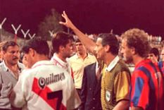 Castrilli suspende el partido entre Huracán Corrientes y River, luego de que Bonano recibiera un proyectil en pleno partido, pero no anuló el gol del local. Lo hizo el Tribunal de Disciplina de la AFA días después. Foto: archivo