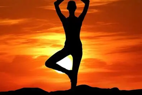 El yoga se presenta como una forma de movimiento consciente que integra todos los aspectos del bienestar. El yoga se presenta como una forma de movimiento consciente que integra todos los aspectos del bienestar.