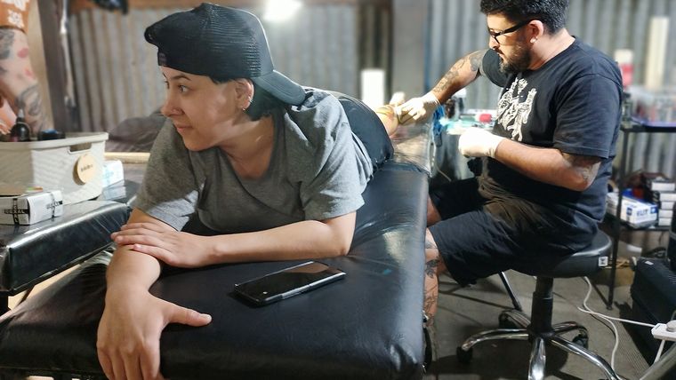 Florencia espera con paciencia que termine el tatuaje en su pierna. Florencia espera con paciencia que termine el tatuaje en su pierna.
