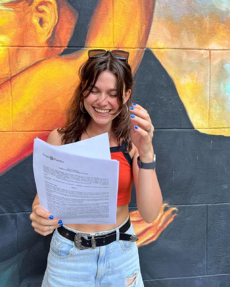 La joven escritora, Victoria Resco, visitó MDZ Radio. Foto: Instagram: victoriaresco