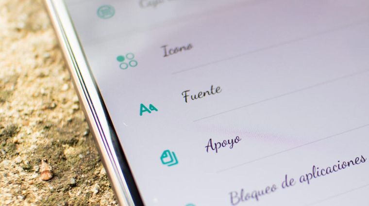 Android permite ajustar tamaño y tipografía del sistema para una lectura más cómoda y accesible en chats, correos y notificaciones.