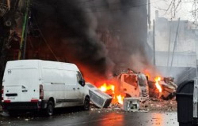 El incendió inició en un edificio ubicado en diagonal 77 y 48, a tres cuadras de la Gobernación.