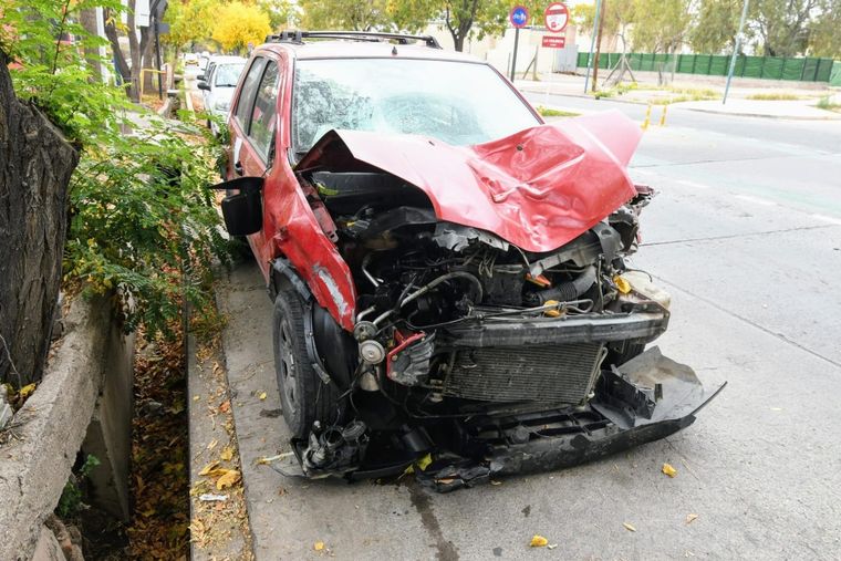 Así quedó el auto que conducía Martín Rodríguez. Foto: Alf Ponce Mercado/MDZ