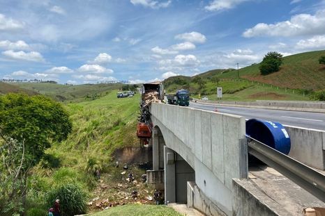 En el accidente participó otro camión que transportaba agua Foto: G1