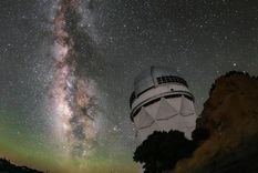 Un solitario telescopio en el desierto de Arizona rastrea millones de galaxias lejanas para determinar el destino final del Universo.