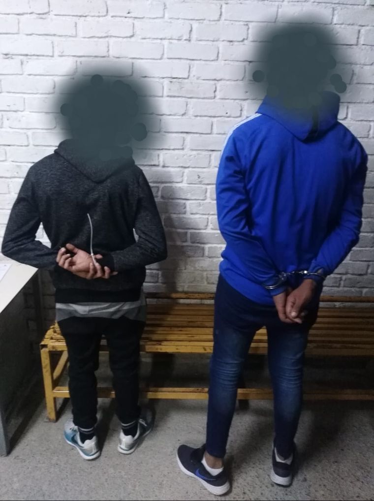 (Casi) siempre juntos. Querían robar pero quedaron atrapados en el trole.