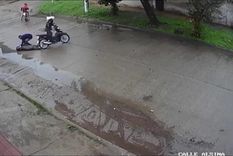 Así dejaron a la mujer tras el accidente y robo Foto: Captura de video