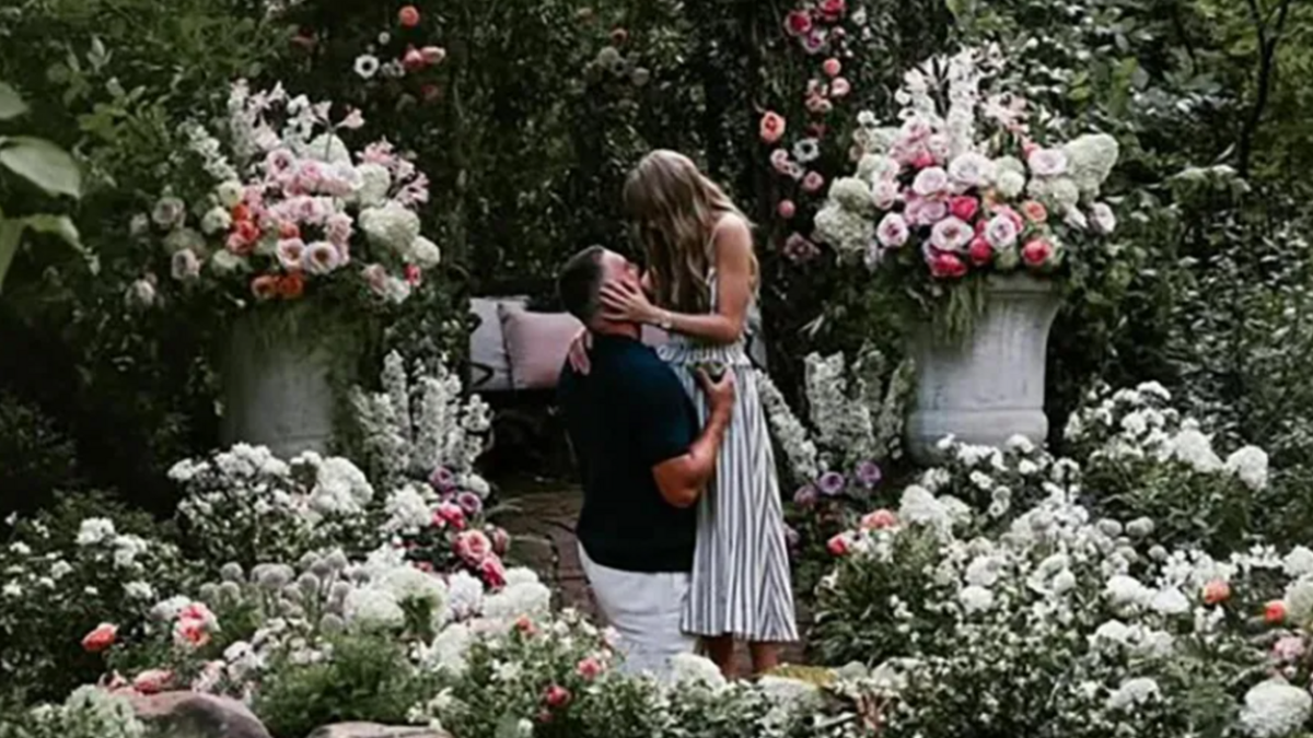 "Un cortejo meticulosamente coreografiado": cómo la foto de compromiso de Taylor Swift y Travis Kelce hace eco de la simbología de 6 siglos de historia del arte