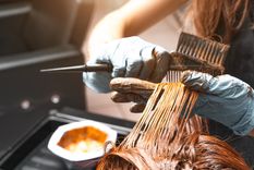 Tintura Este procedimiento puede manchar la ropa. Foto: Fuente: Shutterstock