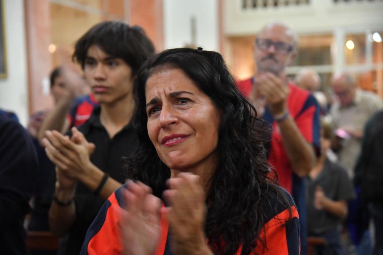 Cientos de hinchas de San Lorenzo participaron de la misa en honor al papa Francisco. Foto: EFE