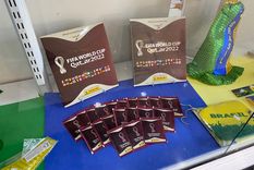 El álbum y las figuritas, en la vidriera de una farmacia brasileña. Foto: Federico Croce/MDZ