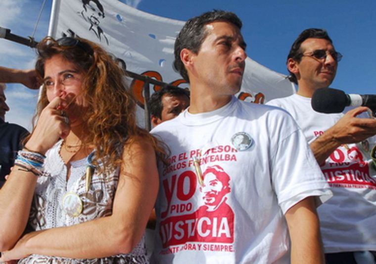 Sandra Rodríguez, la viuda de Carlos Fuentealba y un hermano del maestro asesinado. Foto: na