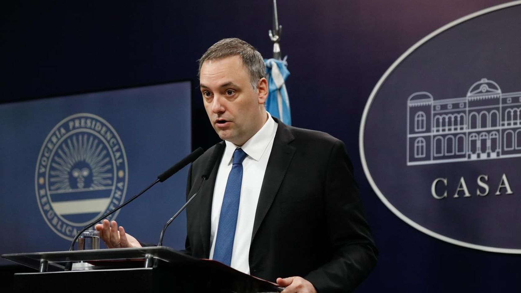 El jefe de Gabinete, Manuel Adorni, más complicado.