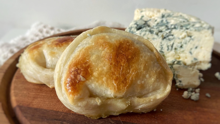 En Argentina, muchos reemplazan el queso azul por roquefort o gorgonzola según el gusto… ¡y todas las versiones quedan riquísimas!. En Argentina, muchos reemplazan el queso azul por roquefort o gorgonzola según el gusto… ¡y todas las versiones quedan riquísimas!.