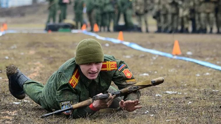 Al empezar nuestra misión Richards no guardó silencio ni la posición adecuada de cuerpo a tierra. Foto: MDZ