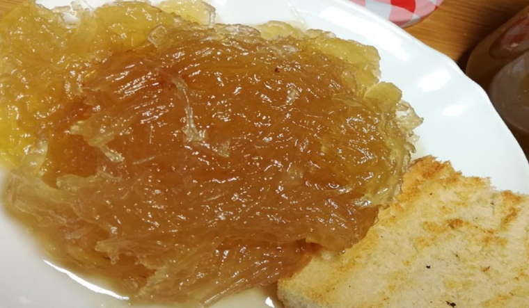 En la antigüedad, se cocinaba en tachos de cobre a leña, lo que le daba un color y aroma únicos. En la antigüedad, se cocinaba en tachos de cobre a leña, lo que le daba un color y aroma únicos.