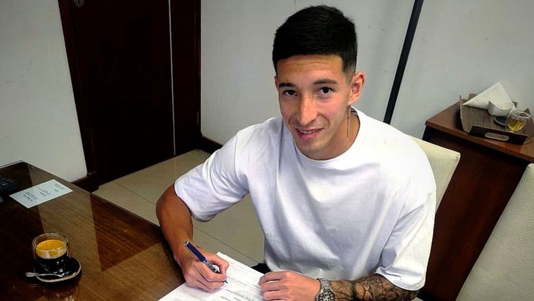 Luciano Paredes firmó su contrato por un año con Gimnasia y Esgrima.&nbsp;