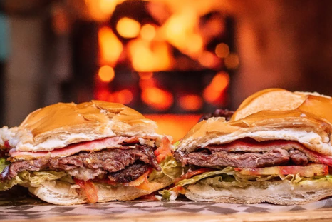 El lomo mendocino es mucho más que un simple sándwich: es un ritual gastronómico que atraviesa generaciones y barrios. El lomo mendocino es mucho más que un simple sándwich: es un ritual gastronómico que atraviesa generaciones y barrios.
