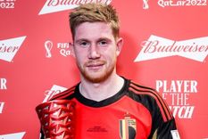 Kevin De Bruyne posó con su premio al mejor jugador del partido entre Bélgica y Canadá. Foto: FIFA Kevin De Bruyne posó con su premio al mejor jugador del partido entre Bélgica y Canadá. Foto: FIFA