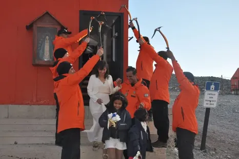 En la Base Esperanza, en plena Antártida Argentina, Franco y Mara celebraron su casamiento religioso junto a sus hijas en el extremo más austral del país. En la Base Esperanza, en plena Antártida Argentina, Franco y Mara celebraron su casamiento religioso junto a sus hijas en el extremo más austral del país.