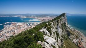 Gibraltar está bajo soberanía británica desde 1713 y España lo reclama. Gibraltar está bajo soberanía británica desde 1713 y España lo reclama.