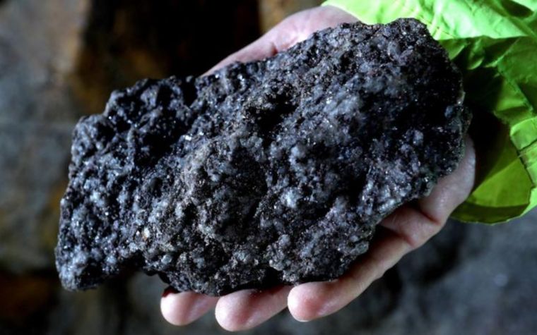 Descubren mineral estratégico para la industria de cohetes y satélites.