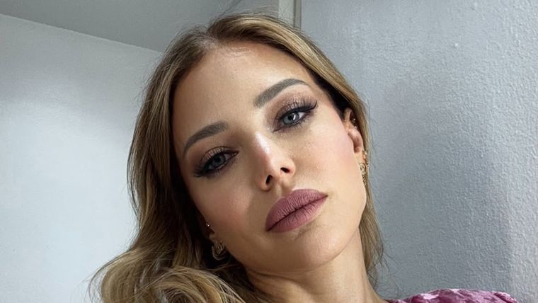 Evangelina Anderson y un particular tratamiento con suero. Foto: Instagram @evangelinaanderson.